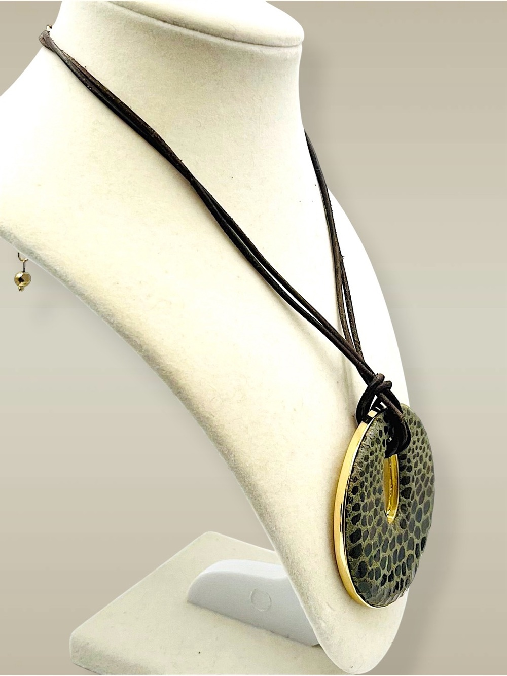 Bold Chicos Vintage Animal Print Disc Pendant Multi-Strand Cord Necklace - Picture 4 of 16